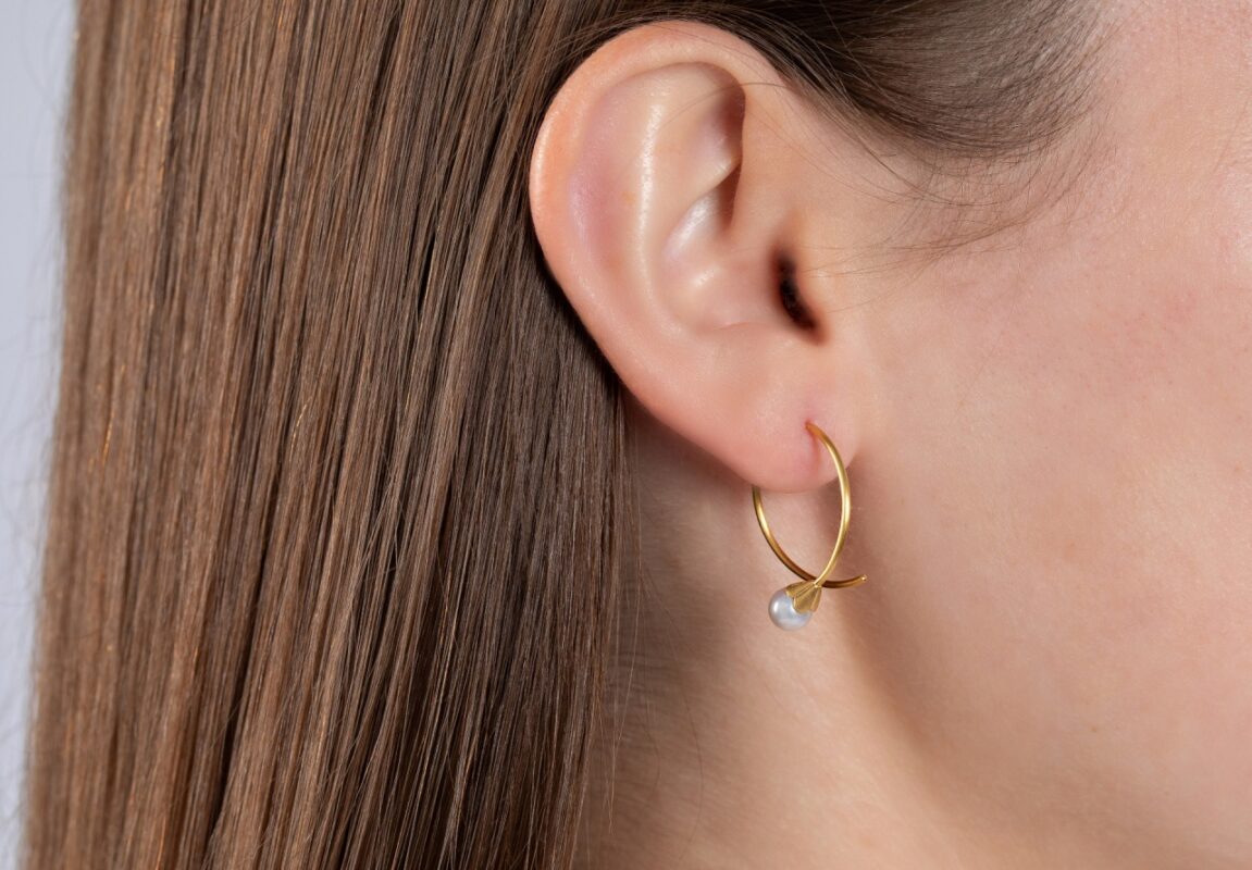 Gold-plated 925/- 41280 sterling silver with a satin matt surface and white cultured pearls (2.30 ct)
