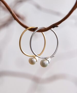 Gold-plated 925/- 41280 sterling silver with a satin matt surface and white cultured pearls (2.30 ct)
