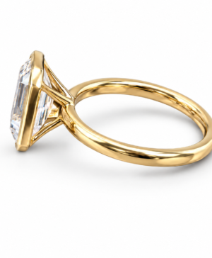 Alternative view of 750/- Yellow Bezel Set Solitaire Lab Grow Emerald 1 Pcs TDW = 2.00ct D/E VVS-VS