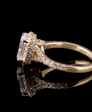 Alternative view of 750/- Yellow Lab Grown Oval Halo Engagement Ring - TDW 2.75ct