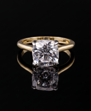 750/- Yellow Band, White Setting 4 Claw Cushion Cut Solitaire Engagement Ring TDW: 3.65ct D/E VVS-VS