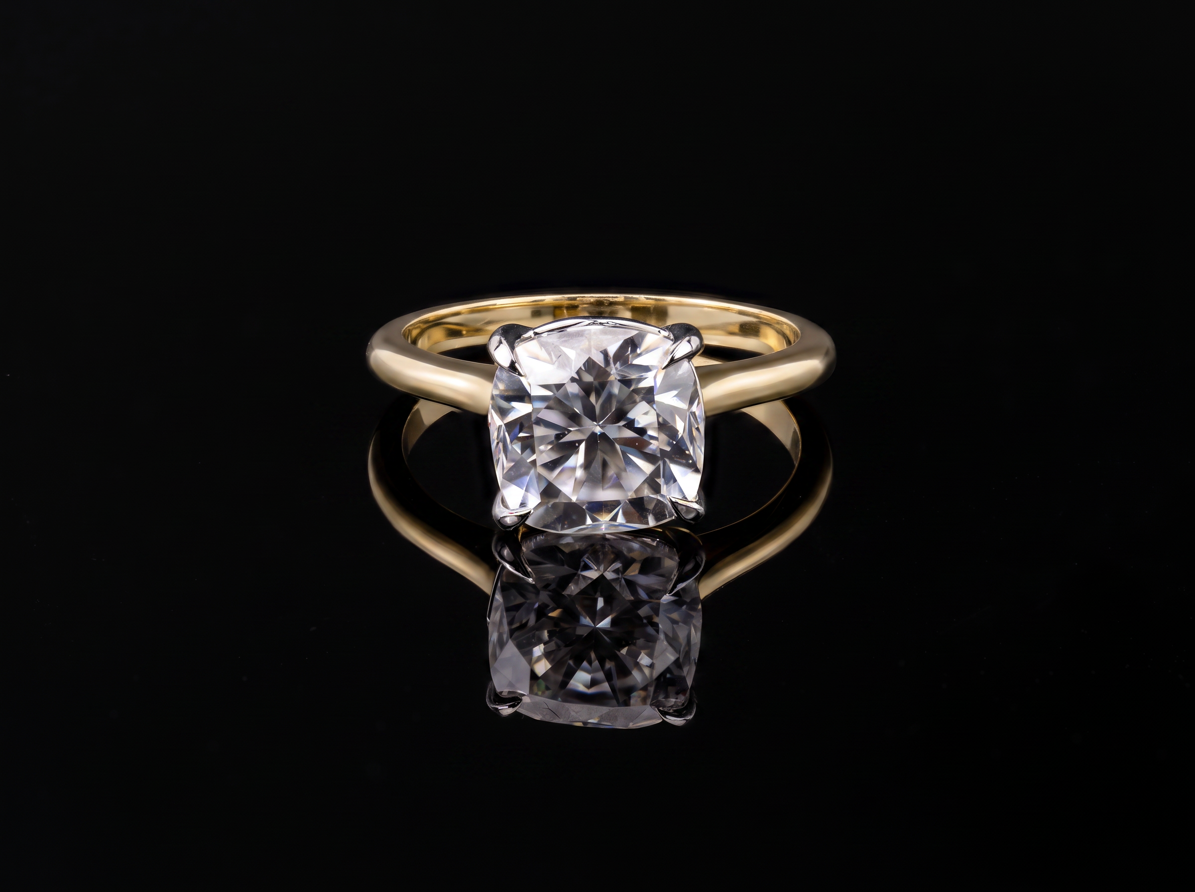 750/- Yellow Band, White Setting 4 Claw Cushion Cut Solitaire Engagement Ring TDW: 3.65ct D/E VVS-VS