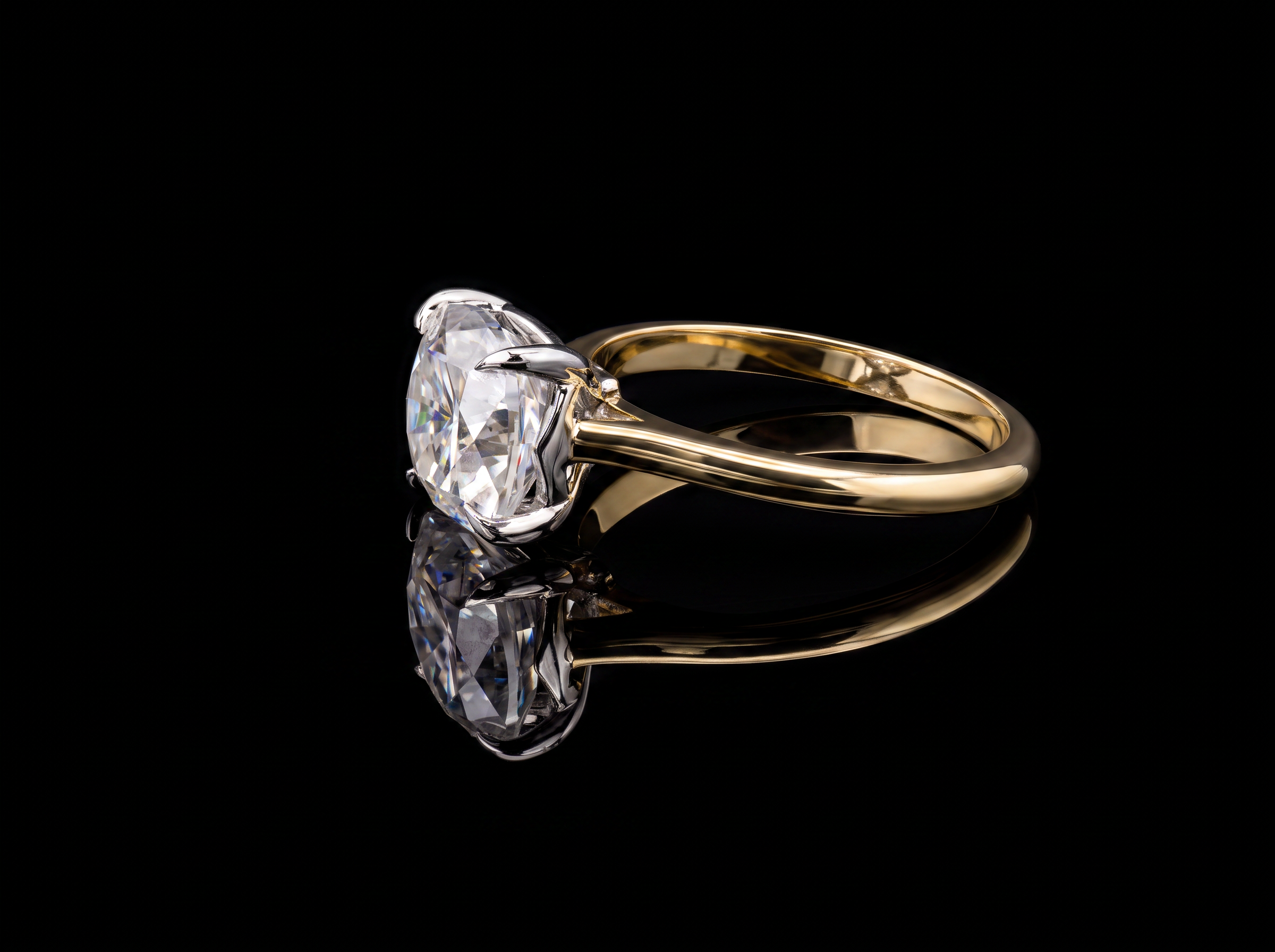 750/- Yellow Band, White Setting 4 Claw Cushion Cut Solitaire Engagement Ring TDW: 3.65ct D/E VVS-VS - Image 2