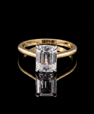750/- Yellow Band White Setting 4 Claw Emerald Lab Grown Diamond Engagement Ring 1 Pcs - TDW: 2.50ct