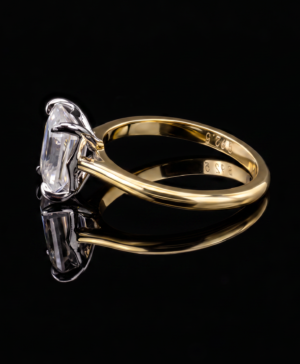 Alternative view of 750/- Yellow Band White Setting 4 Claw Emerald Lab Grown Diamond Engagement Ring 1 Pcs - TDW: 2.50ct
