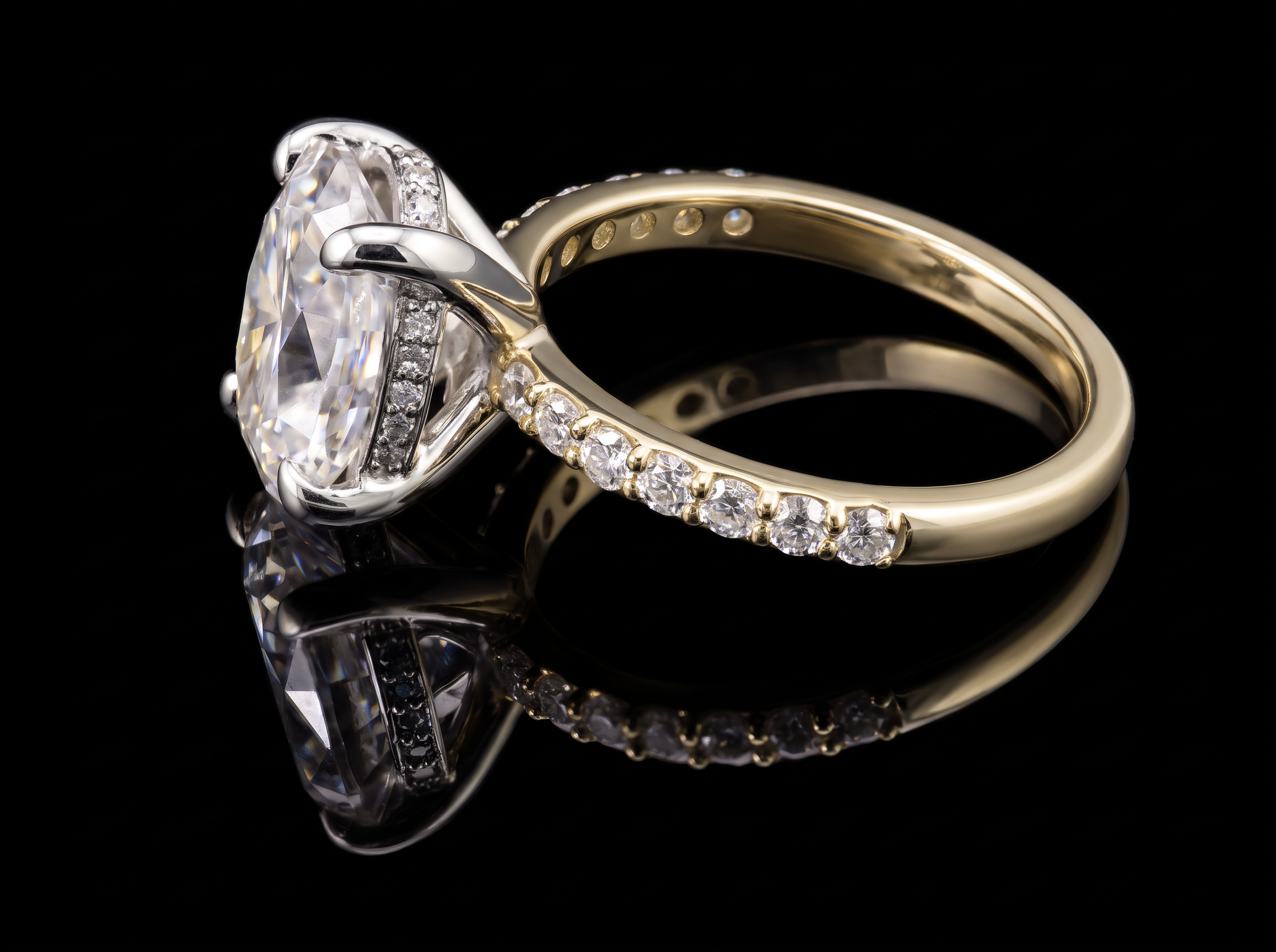750/- Two-Tone Lab Grown Oval Centre With Hidden Halo & Diamonds On The Band - TDW 3.70ct - Image 2