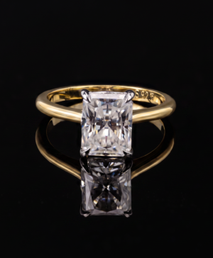 750/- Yellow Band, White Setting Lab Grown Radiant Diamond 4 Claw Solitaire 1 Pcs - TDW: 4.40ct D/E VVS-VS