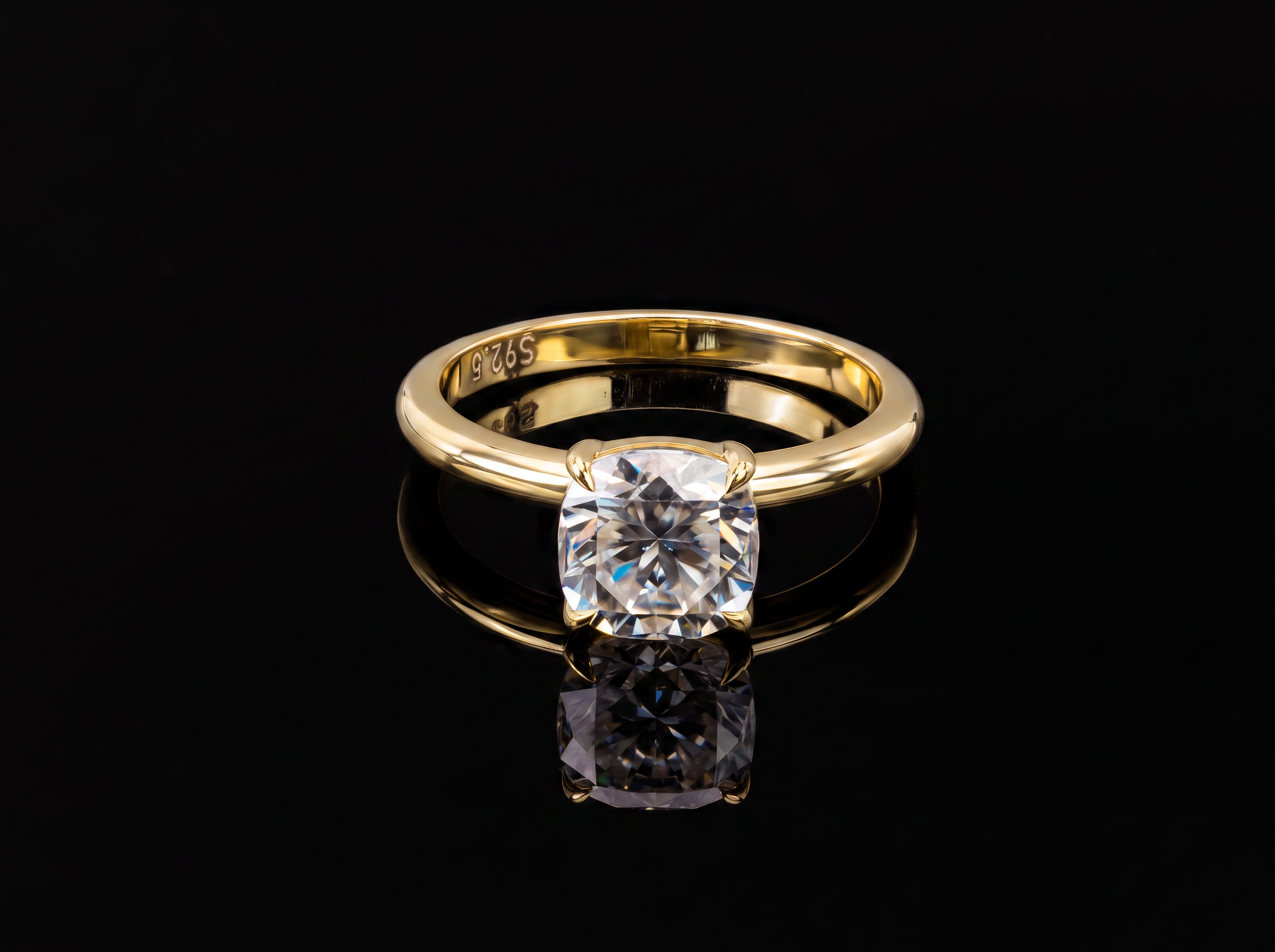 750/- Yellow Band Lab Grown Cushion Cut Diamond 4 Claw Solitaire 1 Pcs - TDW: 3.65ct D/E VVS-VS