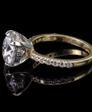 750/- Two-Tone Lab Grown Round Centre With Hidden Halo & Diamonds On The Band - TDW 3.43ct - Image 2