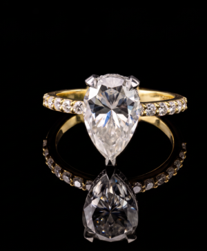 750/- Yellow Band, White Setting Lab Grown Pear Centre With Hidden Halo & Diamonds On The Band 34 Pcs: TDW 3.56ct Pear Centre - 3.05ct, 19 Hidden = 0.10ct & Diamonds On The Band 14 Pcs = 0.41ct D/E VS