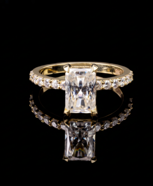 750/- Yellow Lab Grown Diamond Radiant Cut Centre With Hidden Halo & Diamonds On The Band 31 Pcs - TDW: 2.36ct - Radiant Centre 1.88ct Hidden Halo: 16 Pcs - 0.07ct Diamonds On Band - 14 - 0.41ct D/E VS