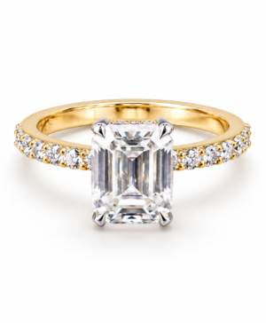 750/- White Gold Setting Yellow Gold Band Lab Grown Emerald Cut Diamond With Hidden Halo & Diamonds On The Band 33 Pcs - TDW: 3.52ct Emerald Cut Centre - 3.02ct Hidden Halo 18 Pcs - 0.09ct Diamonds On Band TDW: 0.41ct D/E VVS-VS