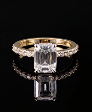 750/- White Gold Setting Yellow Gold Band Lab Grown Emerald Cut Diamond With Hidden Halo & Diamonds On The Band 33 Pcs - TDW: 3.52ct Emerald Cut Centre - 3.02ct Hidden Halo 18 Pcs - 0.09ct Diamonds On Band TDW: 0.41ct D/E VVS-VS