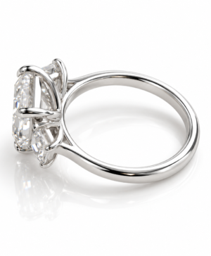 Alternative view of 750/- White Band, White Setting Lab Grown Emerald Cut Centre With Step-Cut Trapezoid Each Side 3 Pcs Tdw: 5.00Ct Centre Emerald 4.00Ct 2 * Side Trapezoid Tdw: 1.00Ct E VVS