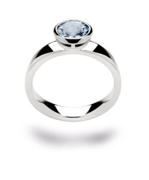 2118154 – 925/- Ring, rho. polished, blue topaz 1.70ct