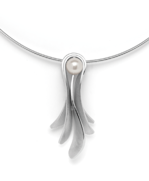 34601 – 925/- Pendant, rho. matte/shiny, cultured pearl 2.67ct