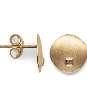 37825 – 750/- earrings matte/brushed, rhodolite 0.02ct