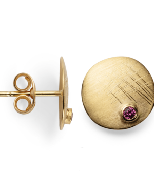 39195 – 750/- Earrings matte/brushed, rhodolite 0.08ct