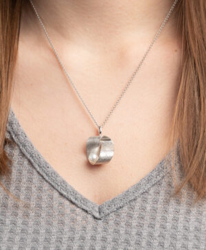39321 – 925/- Pendant rho. brushed/shiny, cultured pearl 2.40