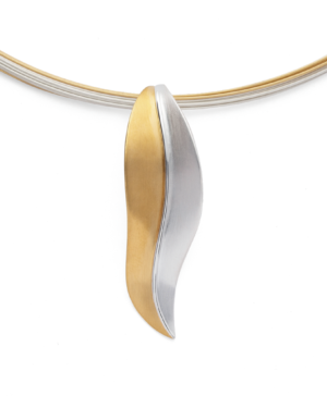 43441 – 925/- Pendant, partly fg, matt rho.