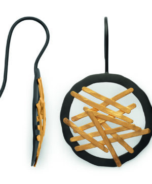 48570 – 925/- Earrings, partly fg, black rh, matte